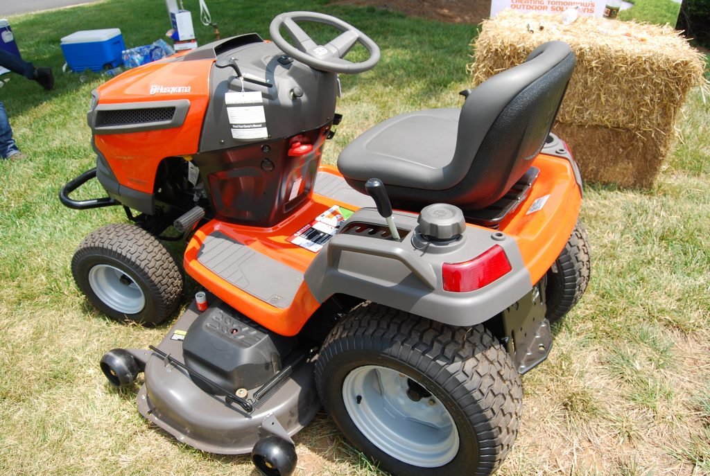 Husqvarna riding mower:small lawn tractor